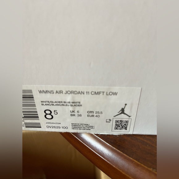 Women’s JORDAN 11s - Picture 4 of 4